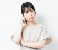 髪の毛に悩む女性