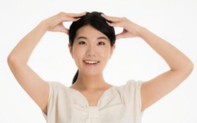 育毛剤を使う女性